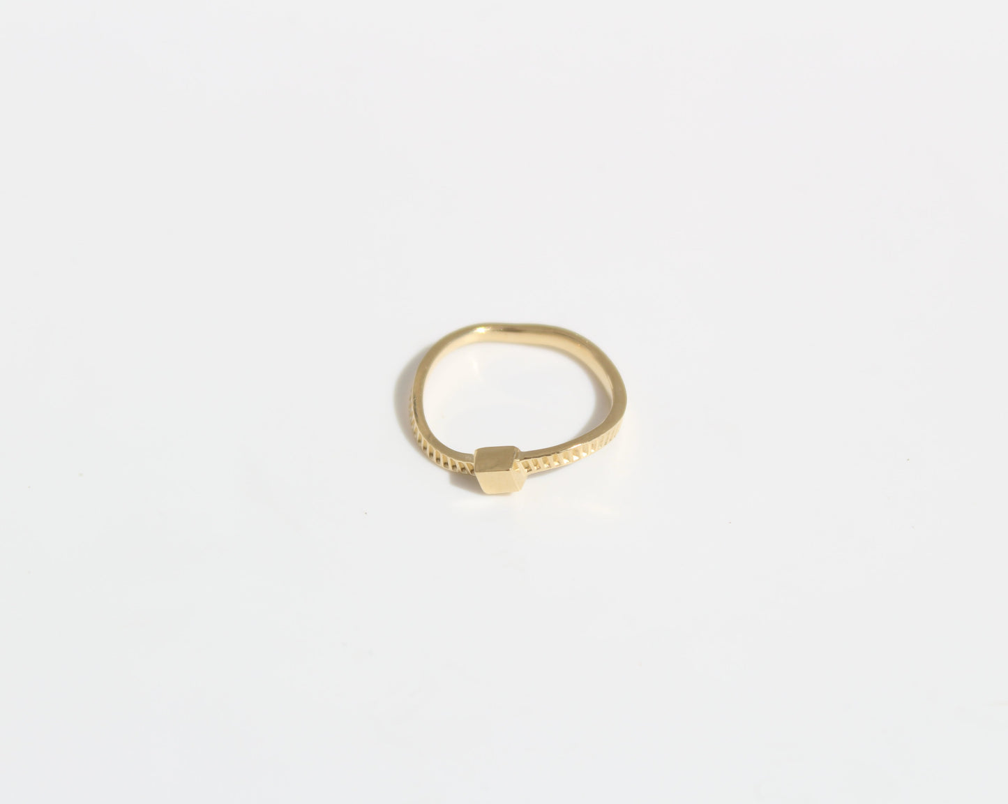 Bague dorée simple Wavy #01