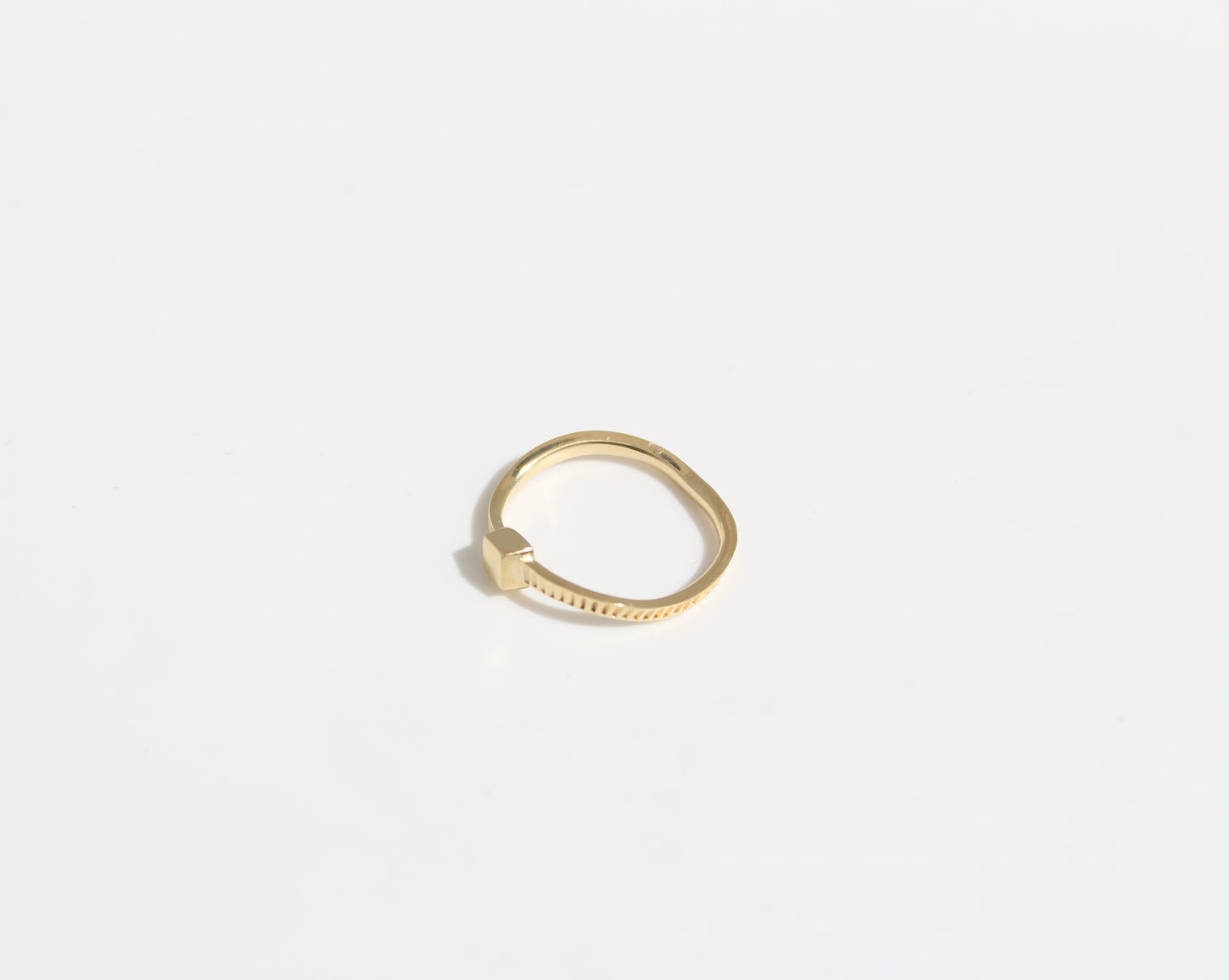 Bague dorée simple Wavy #01